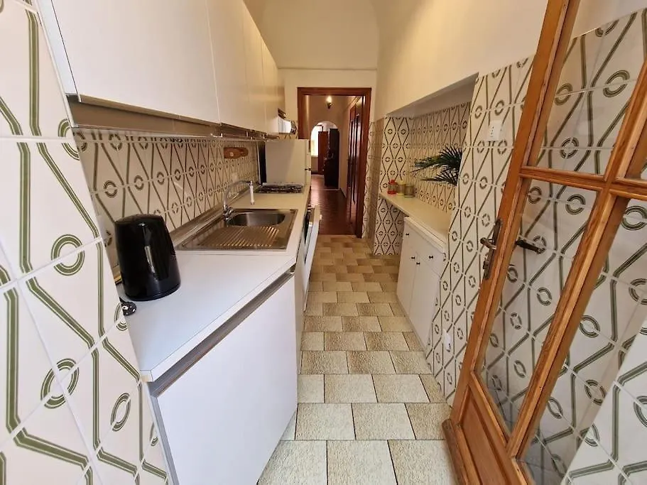 Silver Sands Finale Ligure - Traditional Apartment - 4 Beds & Terrace By The Beach