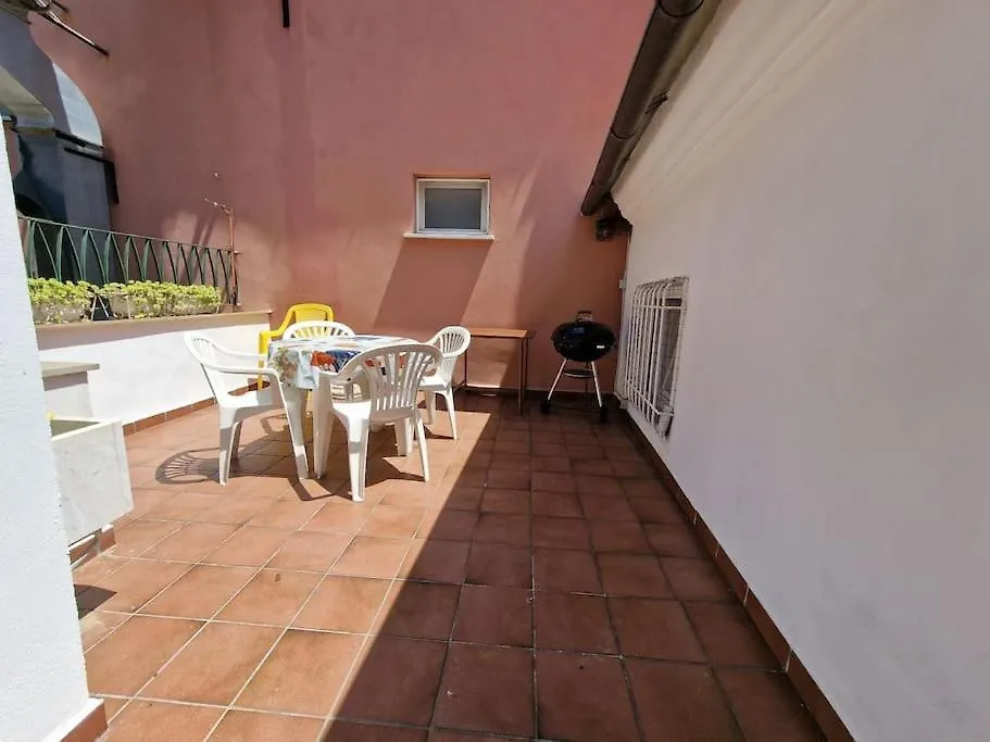 Silver Sands Finale Ligure - Traditional Apartment - 4 Beds & Terrace By The Beach