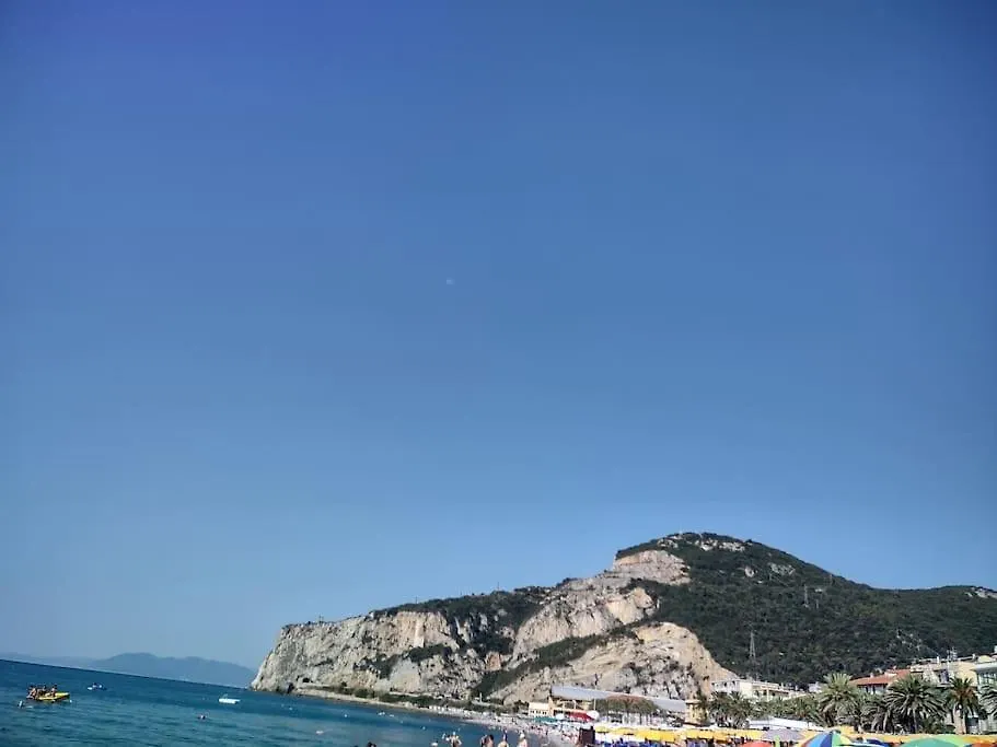 Silver Sands Finale Ligure - Traditional Apartment - 4 Beds & Terrace By The Beach Italy