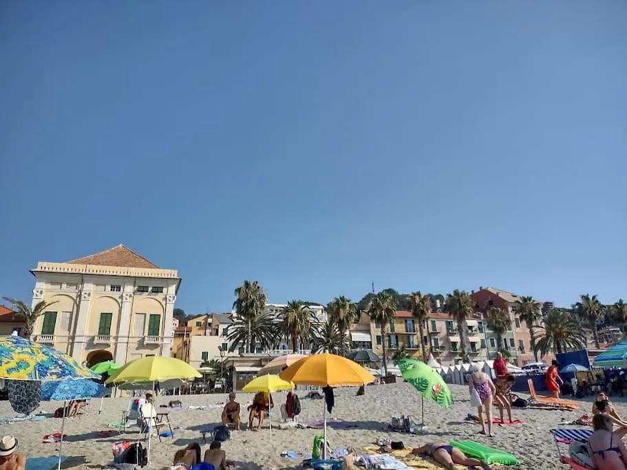 Silver Sands Finale Ligure - Traditional Apartment - 4 Beds & Terrace By The Beach