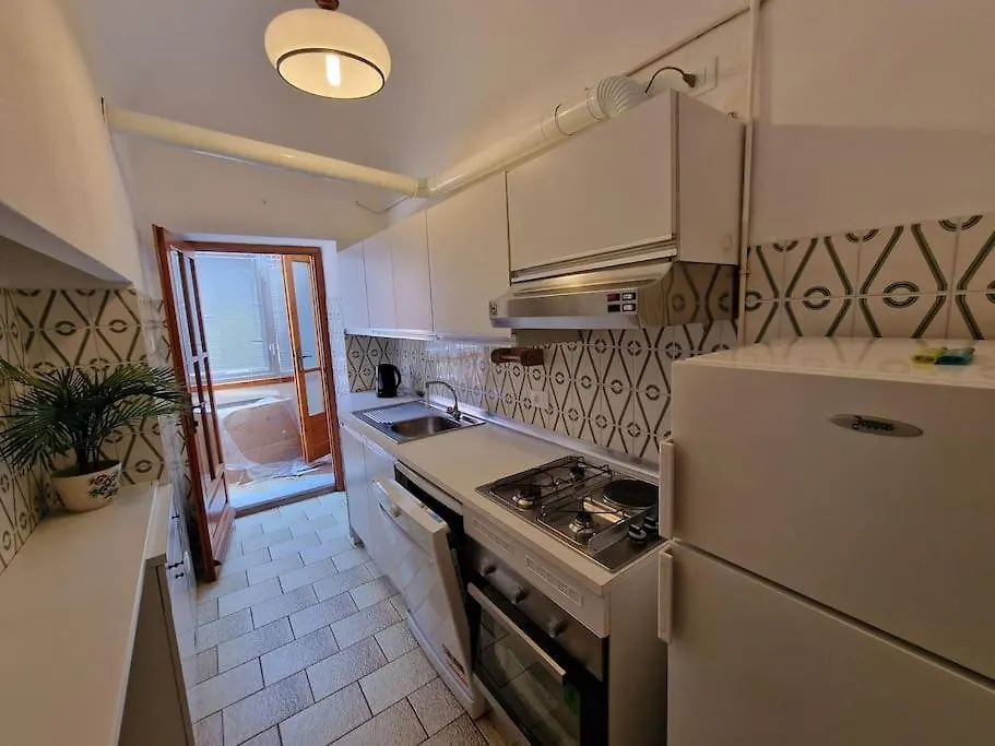 Silver Sands Finale Ligure - Traditional Apartment - 4 Beds & Terrace By The Beach
